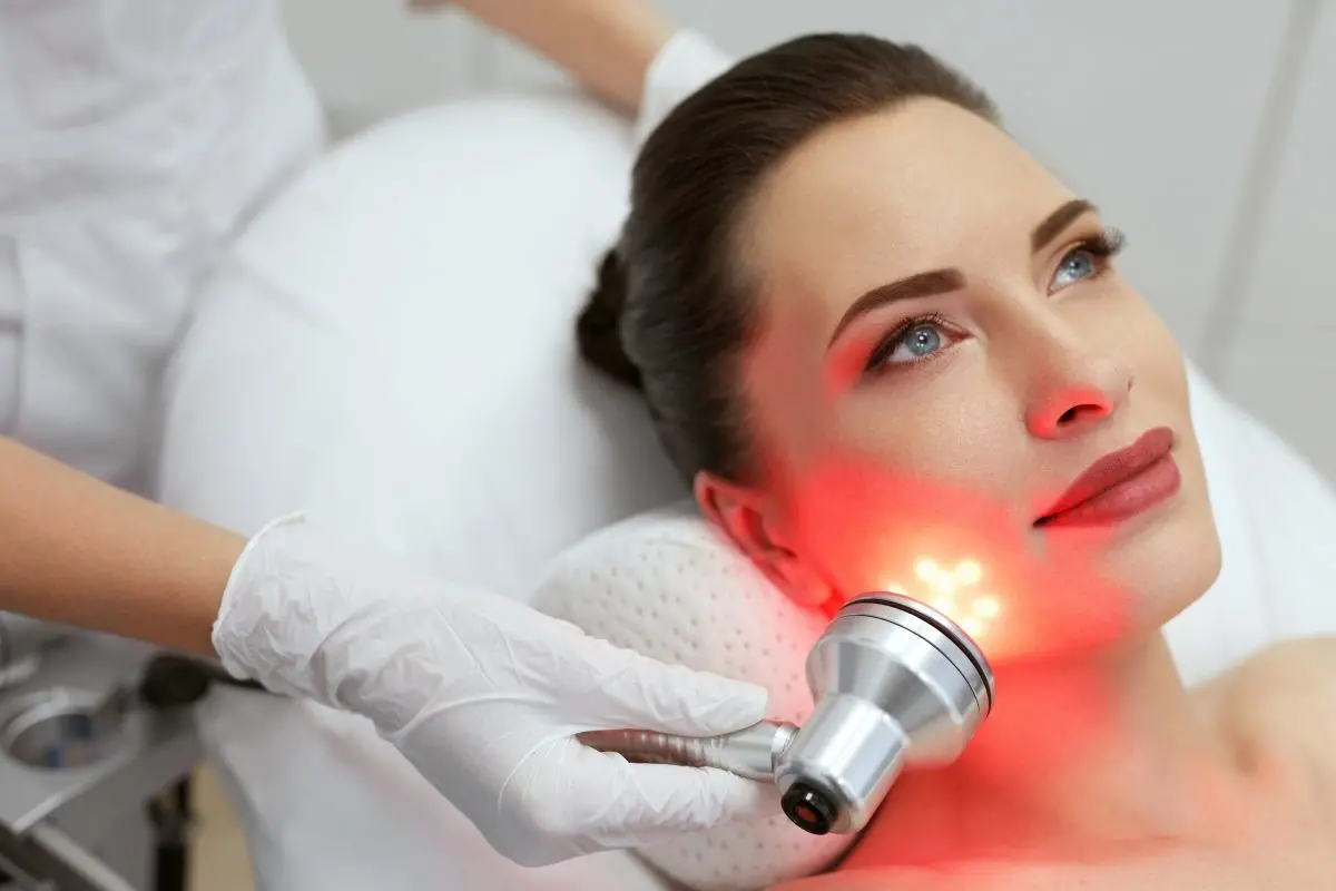 4 Ways LED Light Therapy Affects Skin Health 1 LED Light Therapy scaled