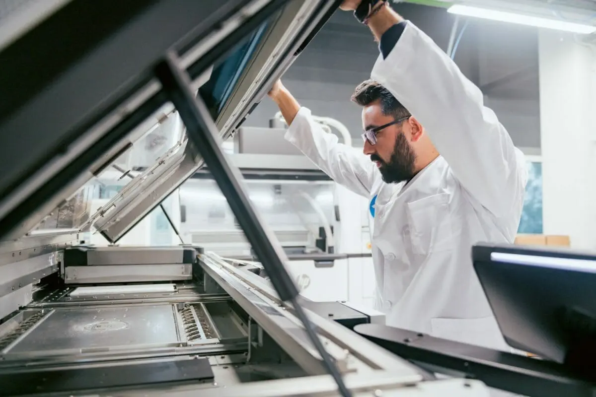 Why 3D Printers Are Ready to Transform Medical Device Design and Delivery | By Francois Minec, Global Head of 3D Polymers, HP Personalization & 3D Printing 1 HP Jet Fusion 5200